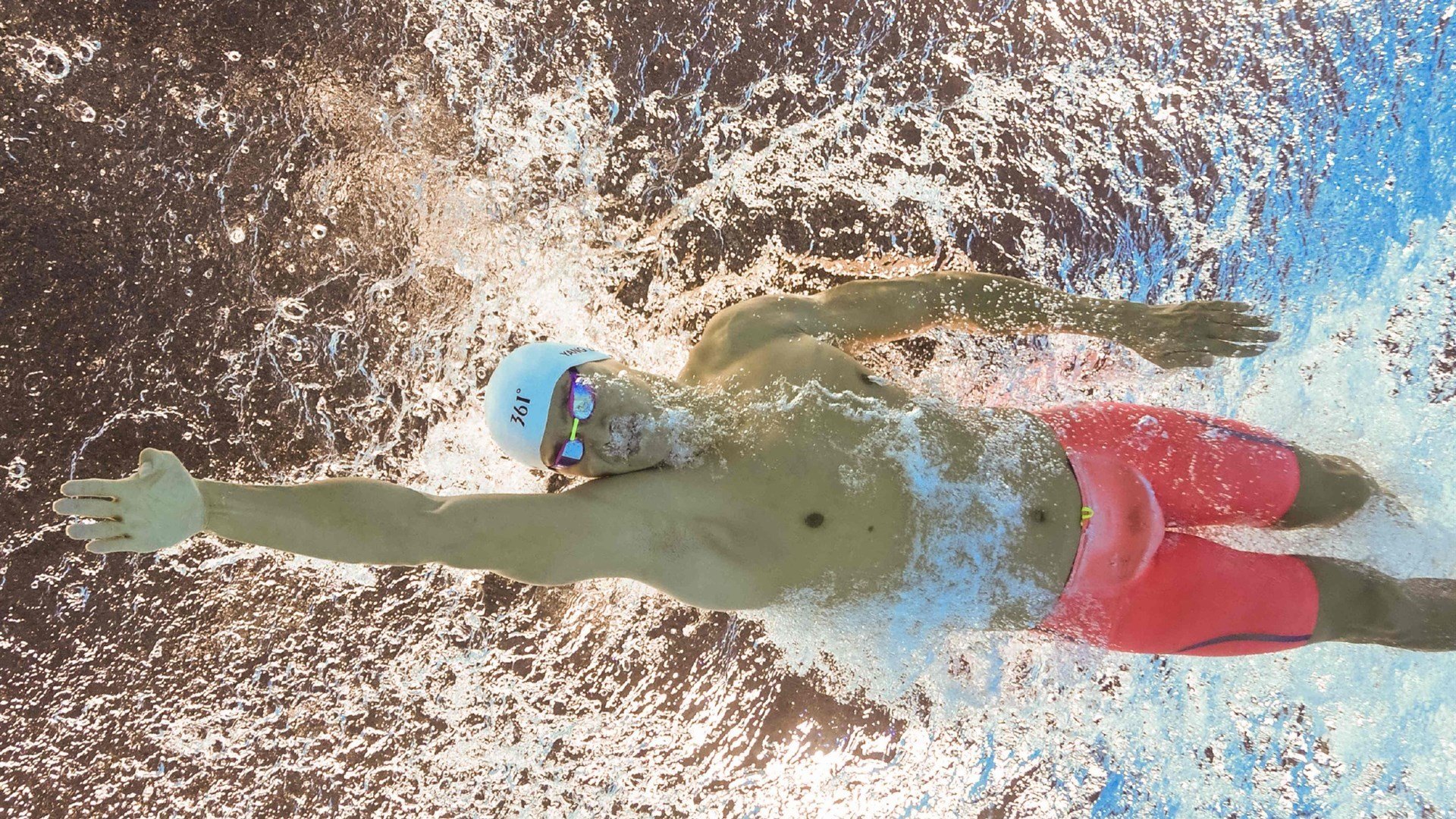 百米飞人巅峰对决,新星闪耀破纪录,传奇谢幕引泪目