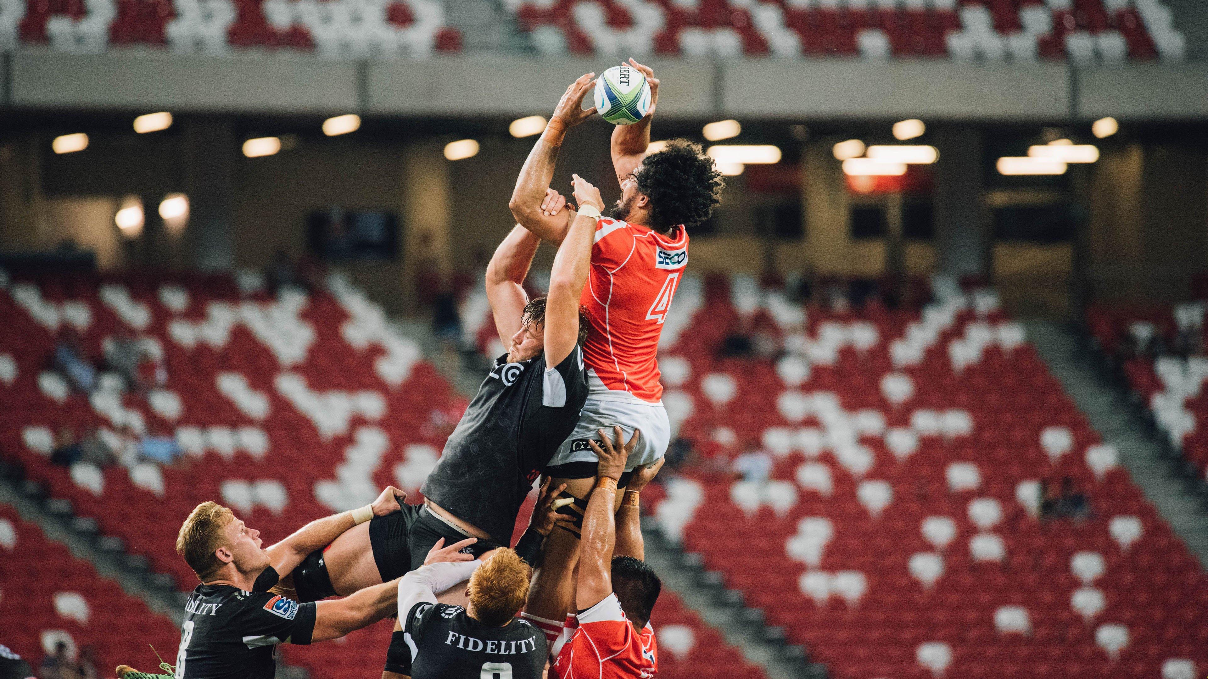 激情对决!同城德比战引爆球迷狂欢,主场球队险胜夺冠热门